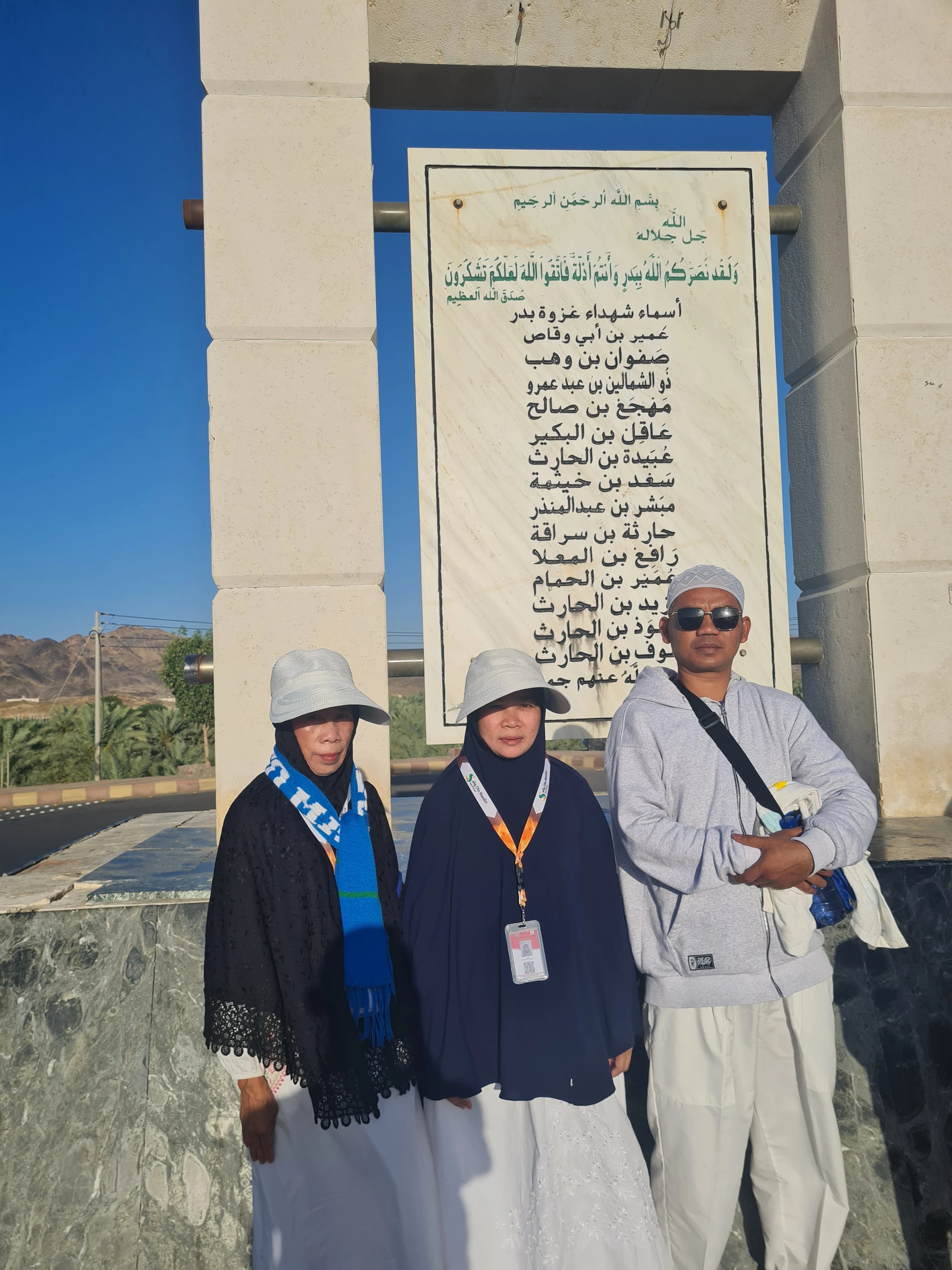 Pembimbing ibadah bersama jamaah