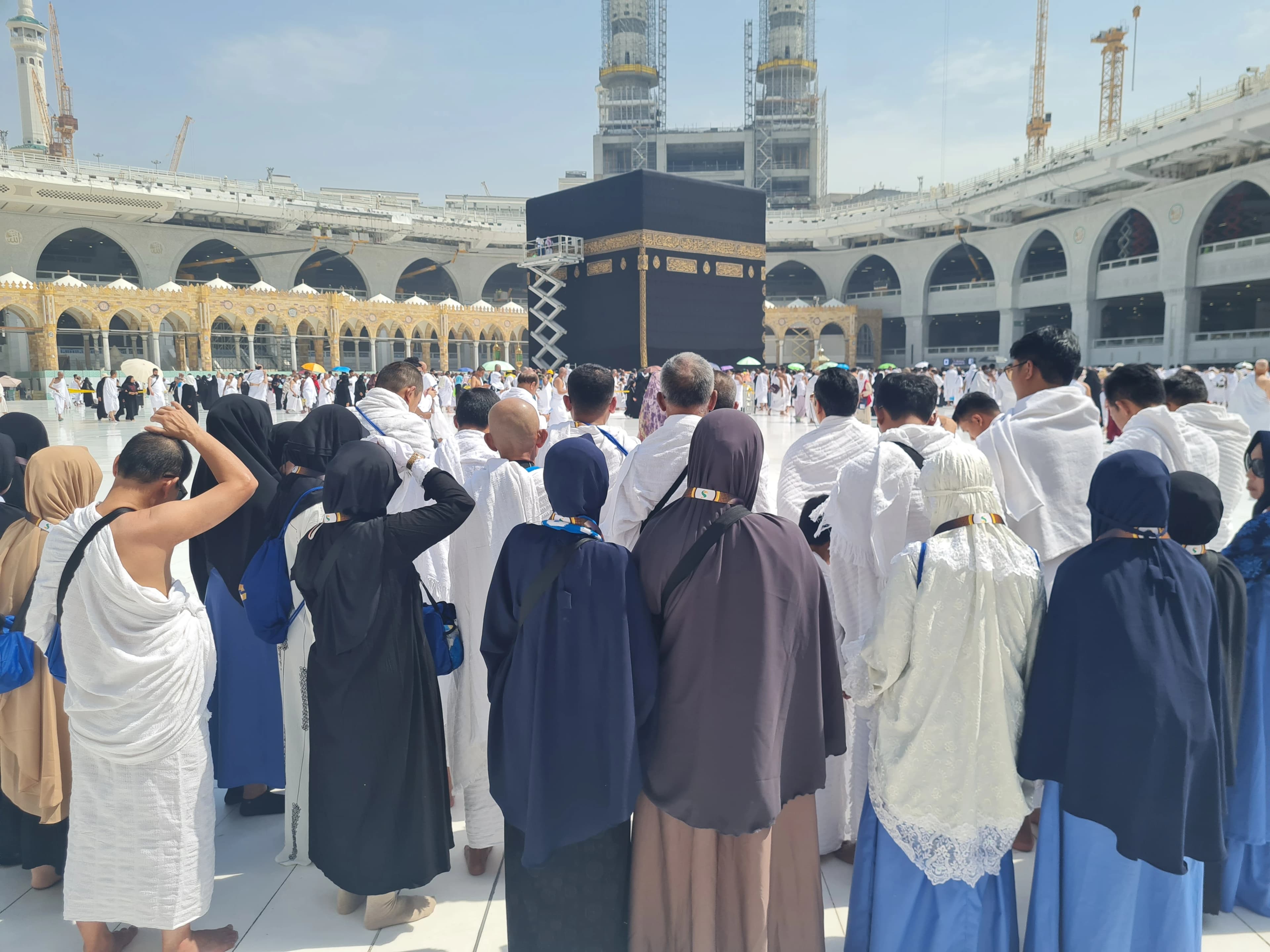 Jamaah berfoto di landmark Islam